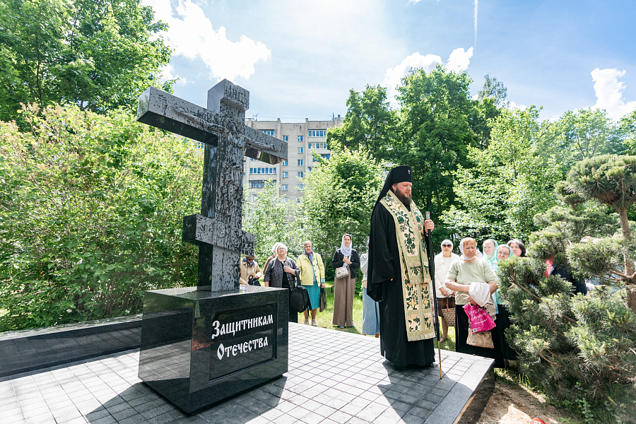 Божественная литургия в День Святого Духа в Троицком храме в Наташине города Люберцы